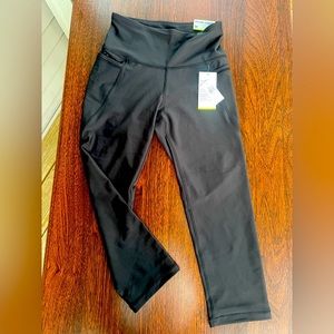 NWT Old Navy Powersoft Elevate Crop leggings.